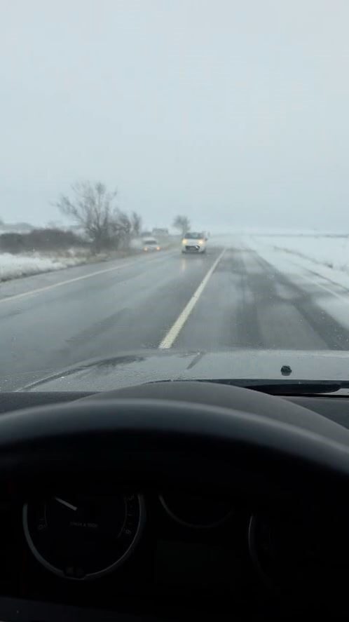 İstanbul’un Arnavutköy ilçesinde kar yağışı nedeniyle kaygan zeminde sürücüsünün kontrolden