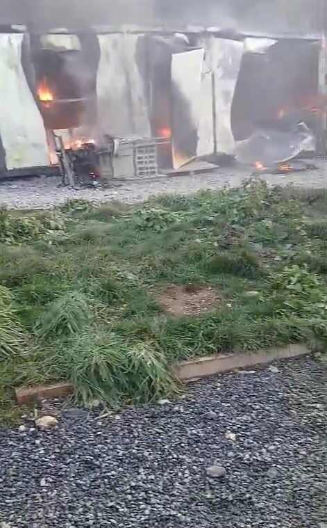 İstanbul’un Arnavutköy ilçesinde bulunan İSKİ’ye ait şantiyede konteynerlarda yangın çıktı.