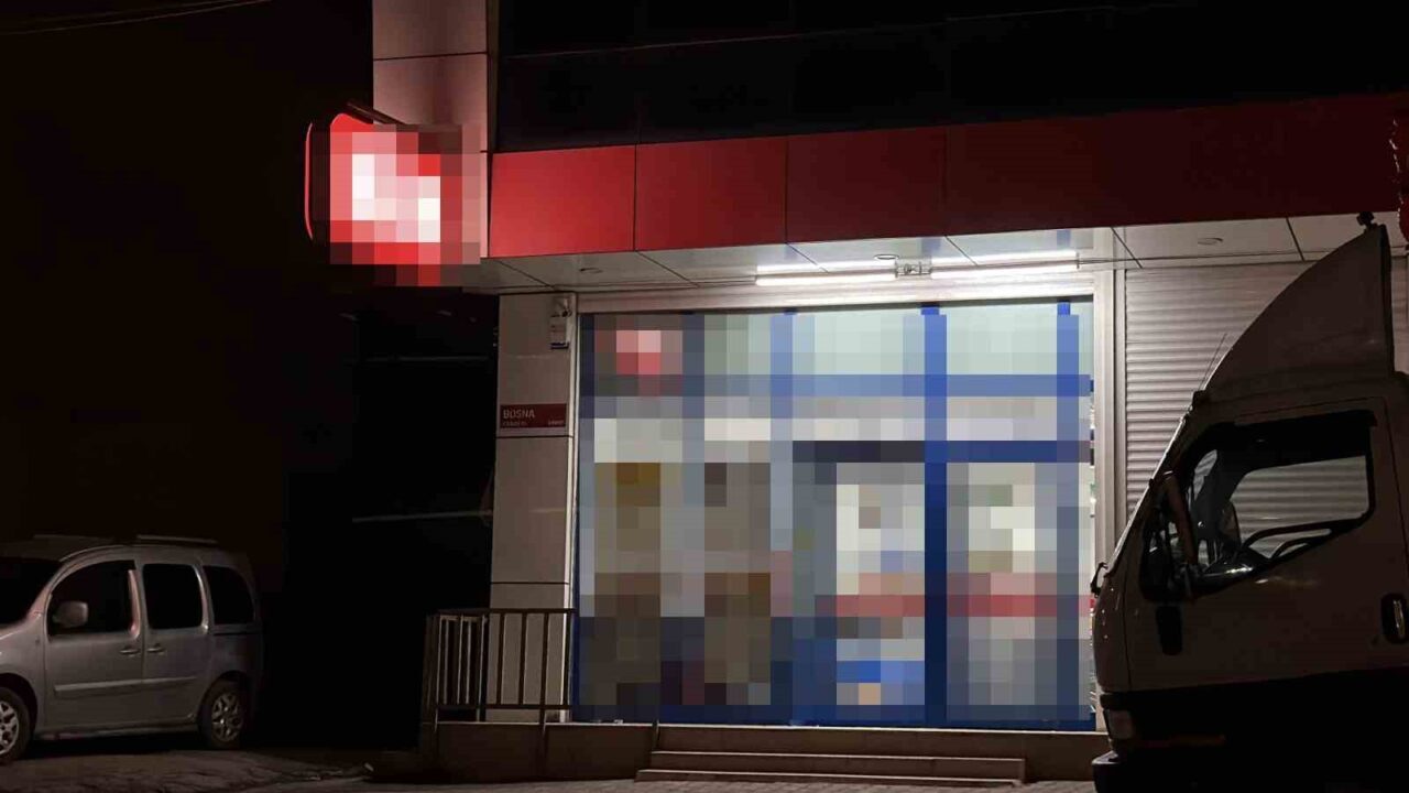 İstanbul Arnavutköy’de zincir market şubesine silahlı saldırı düzenlendi. Olayda yaralanan