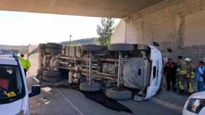 Hatay’da sürücüsünün kontrolünü kaybetmesiyle devrilen hafriyat kamyonun sürücüsü yaralandı. Kaza;