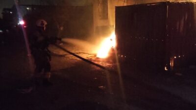 Hatay’da müstakil evde çıkan yangın, itfaiye ekiplerinin müdahalesiyle çevreye sıçramadan