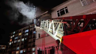 Artvin’in Hopa ilçesinde gece saatlerinde bir apartman dairesinde çıkan yangın