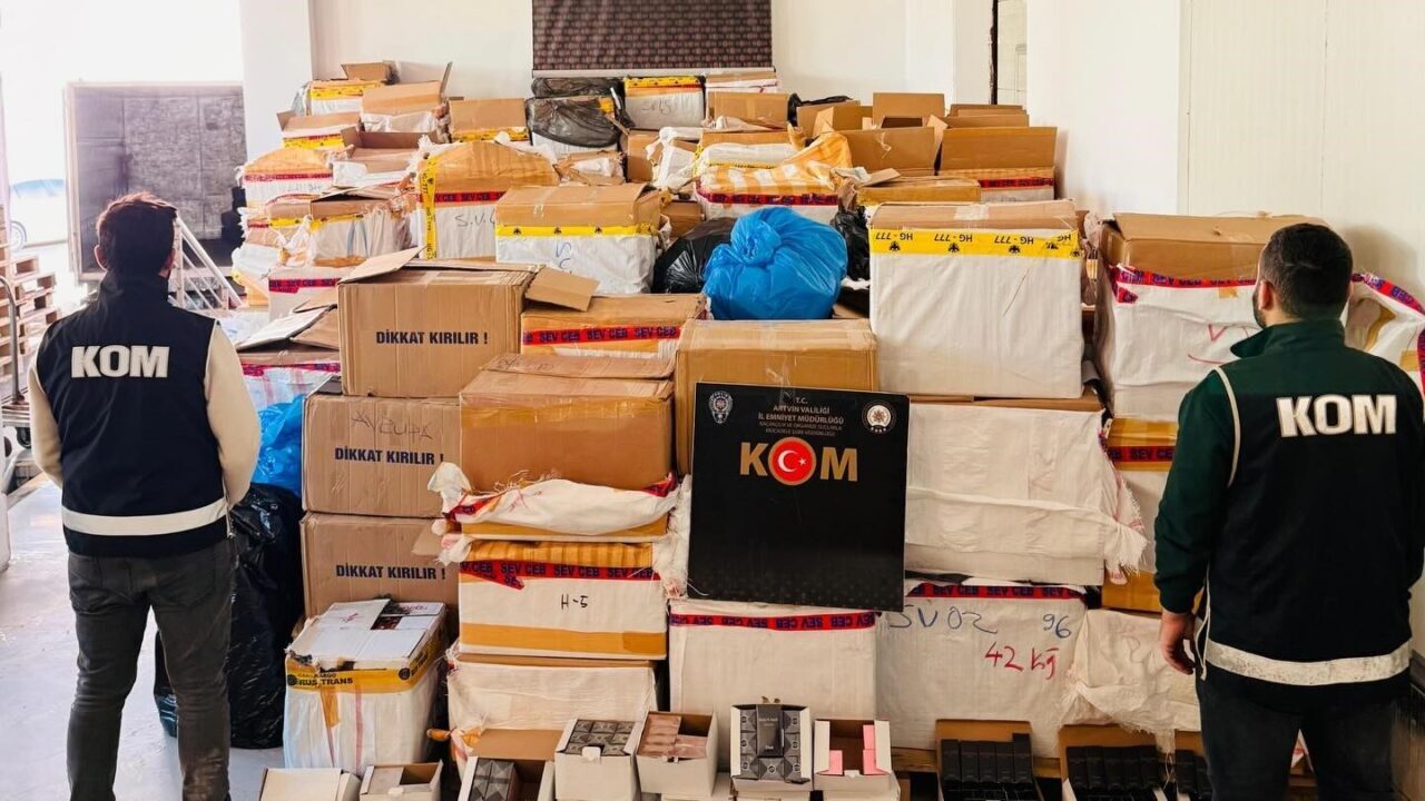 Artvin’de polis ekiplerince durdurulan bir tırda yapılan aramada, yaklaşık 300