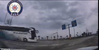 Artvin’de kırmızı ışık ihlali yapan otobüs ile drift yapan sürücüye