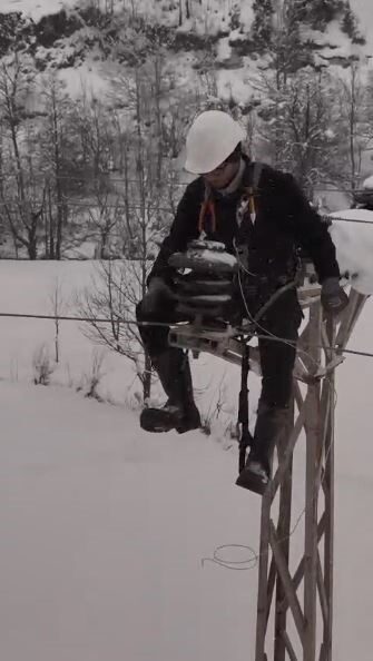 Artvin’de kar yağışının yol açtığı elektrik kesintilerinde Çoruh EDAŞ ekipleri,