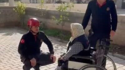 Osmaniye’de elektrik kesintisi nedeniyle oturduğu binaya çıkamayan yaşlı kadın, itfaiye
