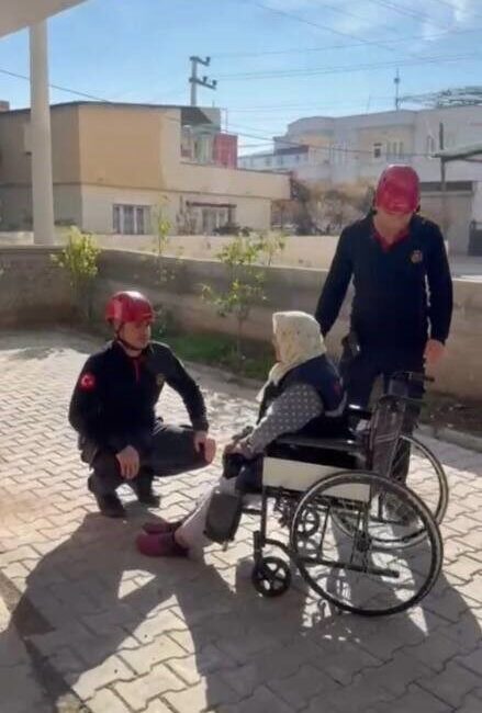 Osmaniye’de elektrik kesintisi nedeniyle oturduğu binaya çıkamayan yaşlı kadın, itfaiye