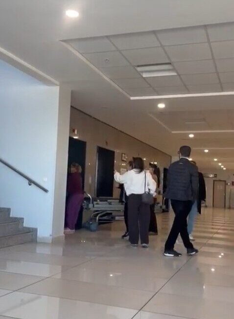 Antalya Eğitim ve Araştırma Hastanesi sedyeli hasta asansöründe, asansör görevlisi