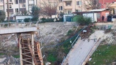 Hatay’da yayaların kullandığı beton köprünün bir kısmında çökme yaşandı, çökme