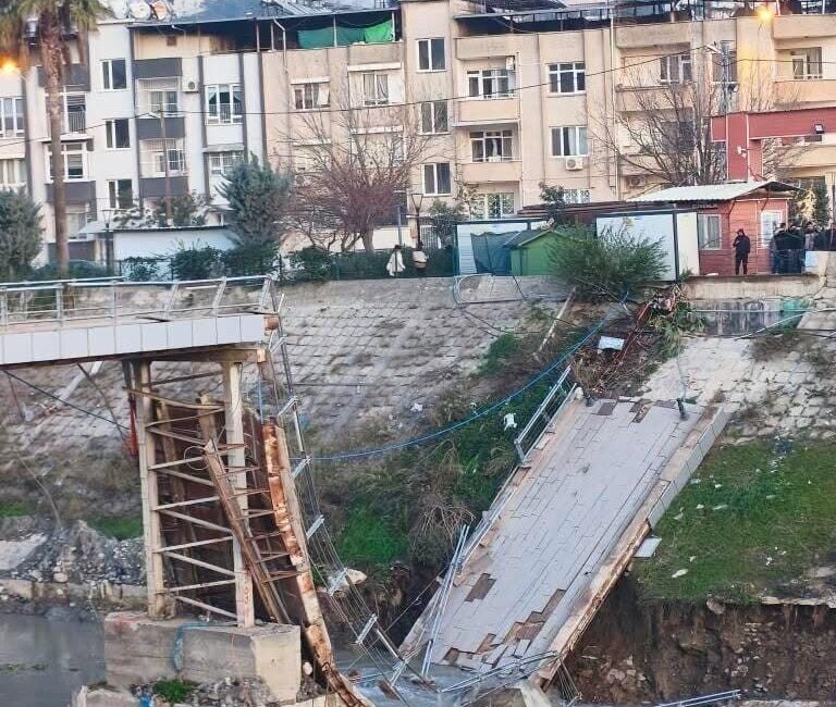 Hatay’da yayaların kullandığı beton köprünün bir kısmında çökme yaşandı, çökme