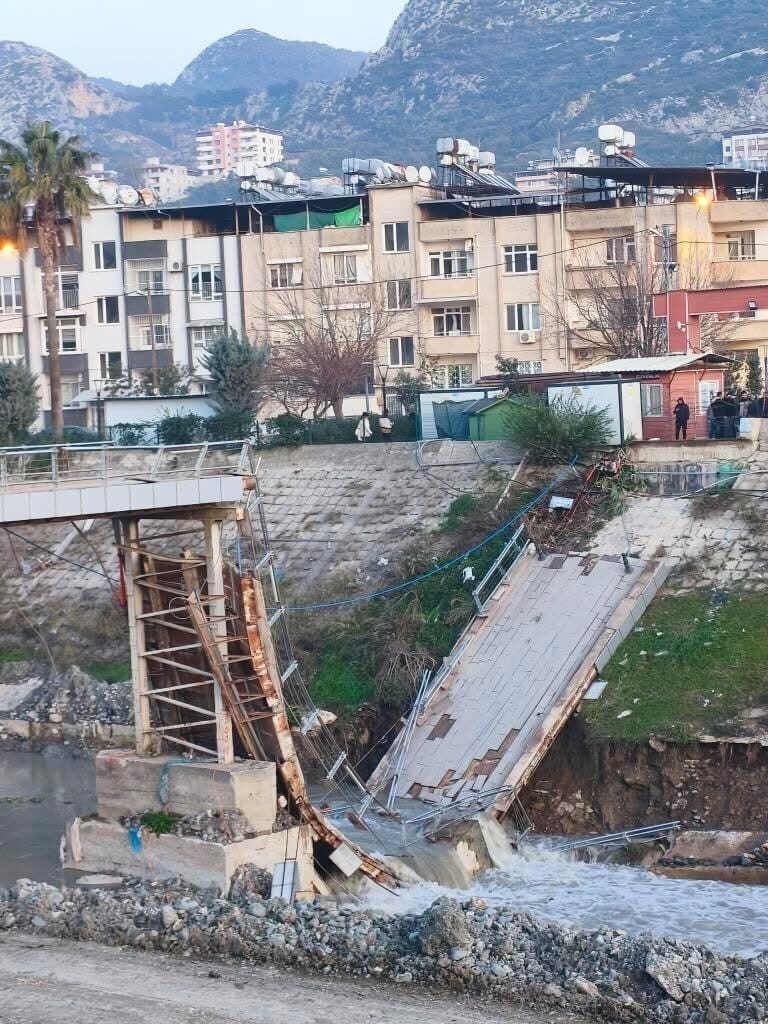 Hatay’da yayaların kullandığı beton köprünün bir kısmında çökme yaşandı, çökme