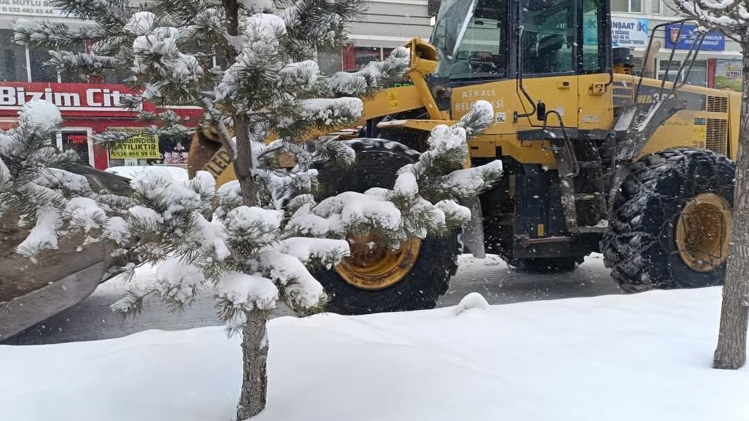 Erzurum’un Aşkale ilçesinde iki gün boyunca etkili olan yoğun kar