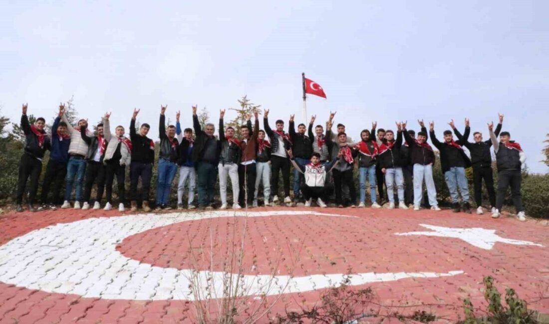 Afyonkarahisar’ın Sandıklı ilçesine bağlı Akharım beldesinde asker adayları her yıl