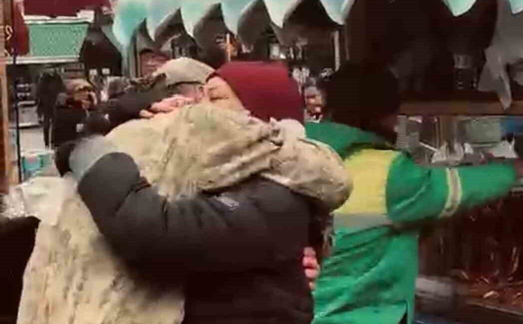 Askerlik görevini tamamladıktan sonra Eskişehir’e dönen ve caddede simit satan