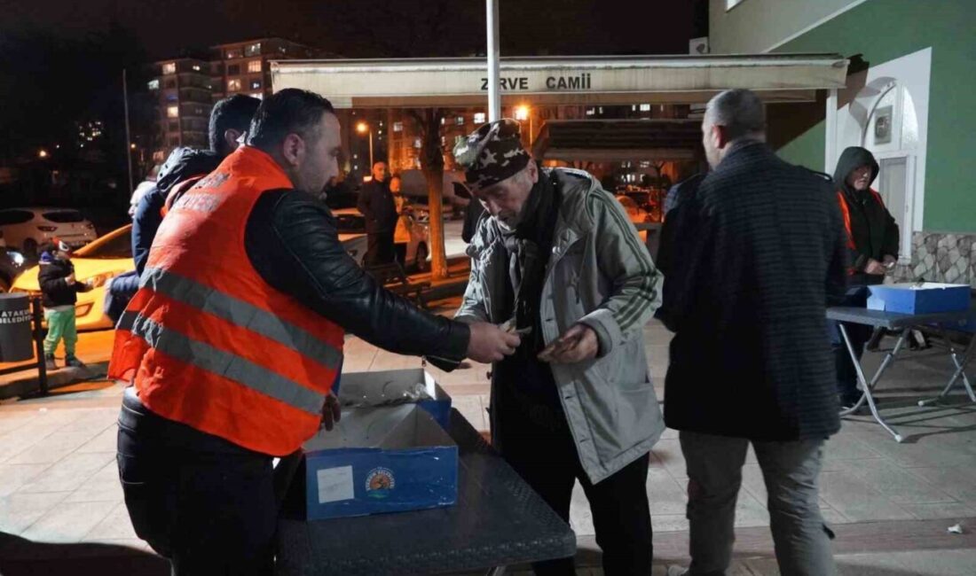 Samsun’un Atakum ilçesinde belediye ekipleri, Miraç Kandili’nde vatandaşlara kandil simidi