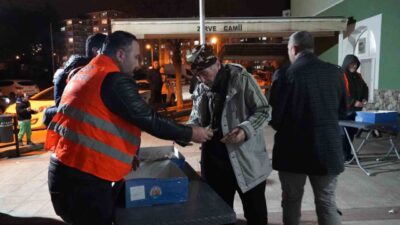 Samsun’un Atakum ilçesinde belediye ekipleri, Miraç Kandili’nde vatandaşlara kandil simidi