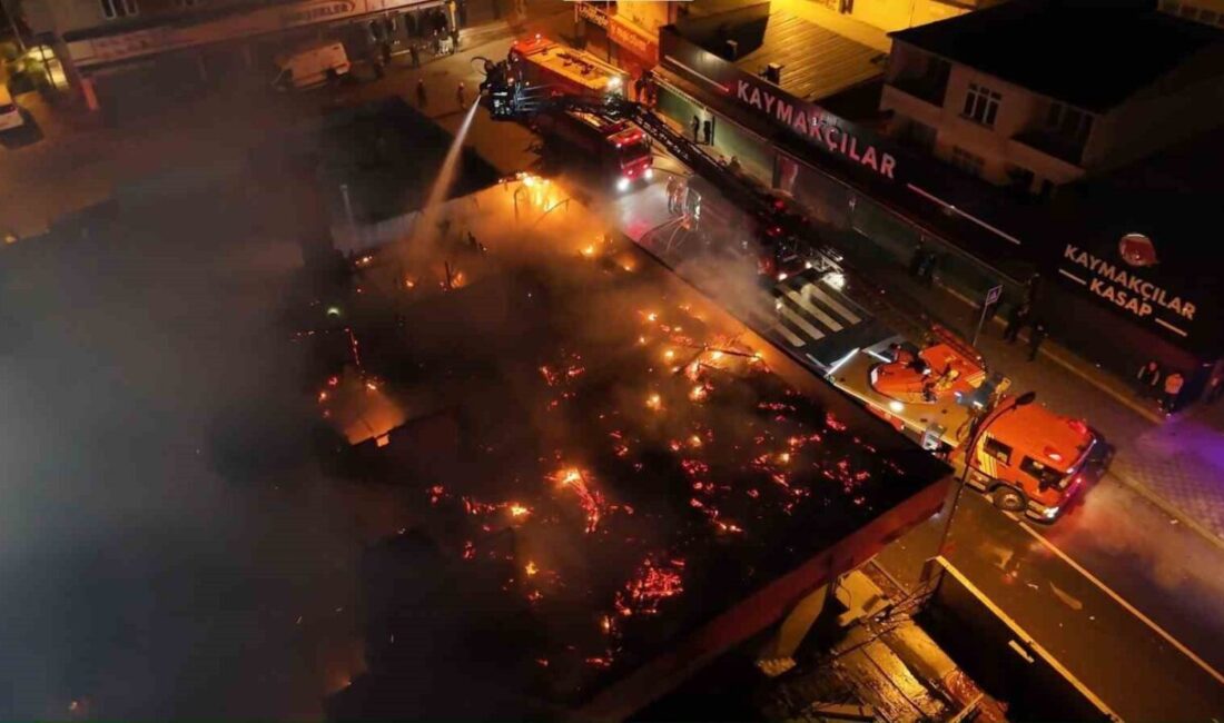 Ataşehir’de iki katlı binanın çatısında çıkan yangın paniğe neden oldu.