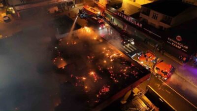 Ataşehir’de iki katlı binanın çatısında çıkan yangın paniğe neden oldu.