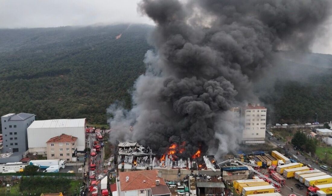 Ataşehir’de bir fabrikada çıkan yangın paniğe neden oldu. Olay yerine