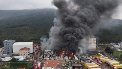 Ataşehir’de bir fabrikada çıkan yangın paniğe neden oldu. Olay yerine