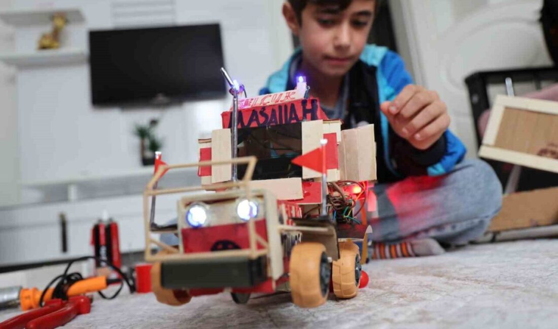 Elazığ’da yaşayan 12 yaşındaki Selçuk Çiçekçi, atık malzemeler ve kendi