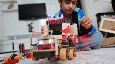 Elazığ’da yaşayan 12 yaşındaki Selçuk Çiçekçi, atık malzemeler ve kendi