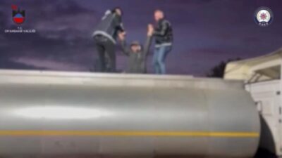 Diyarbakır’da atık tankeri içinde Afganistan uyruklu 32 düzensiz göçmen yakalanırken,