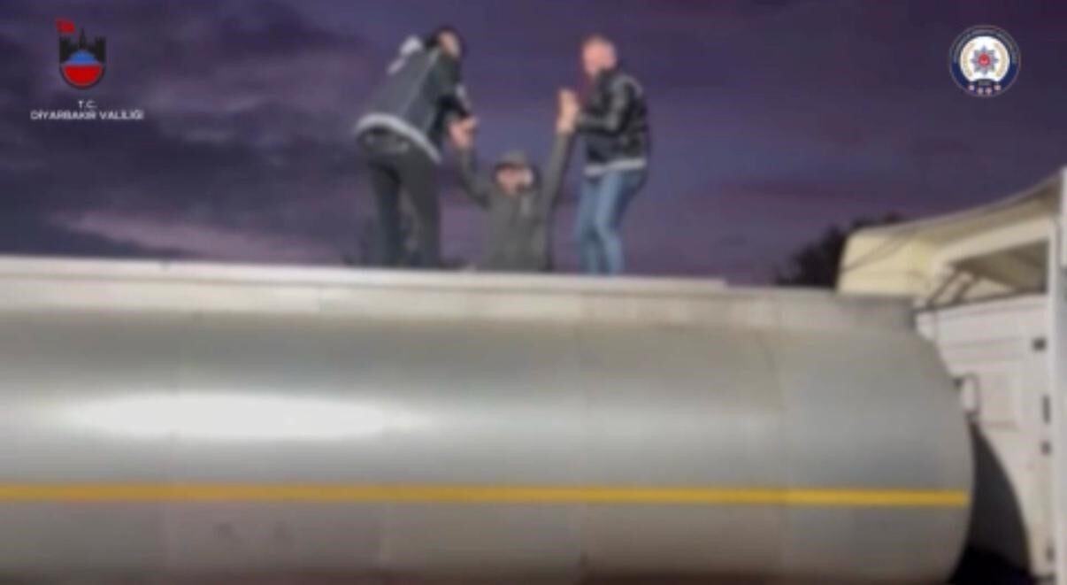 Diyarbakır’da atık tankeri içinde Afganistan uyruklu 32 düzensiz göçmen yakalanırken,