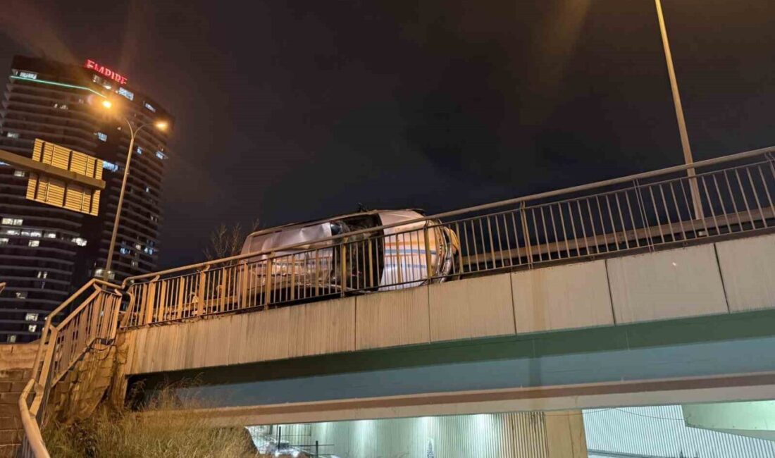 Avcılar, E-5 yan yol seyir halinde bulunan otomobil, başka bir