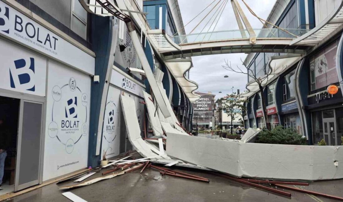 İstanbul Avcılar’da şiddetli fırtınada bir iş yerinin çatısından uçan parçalar,
