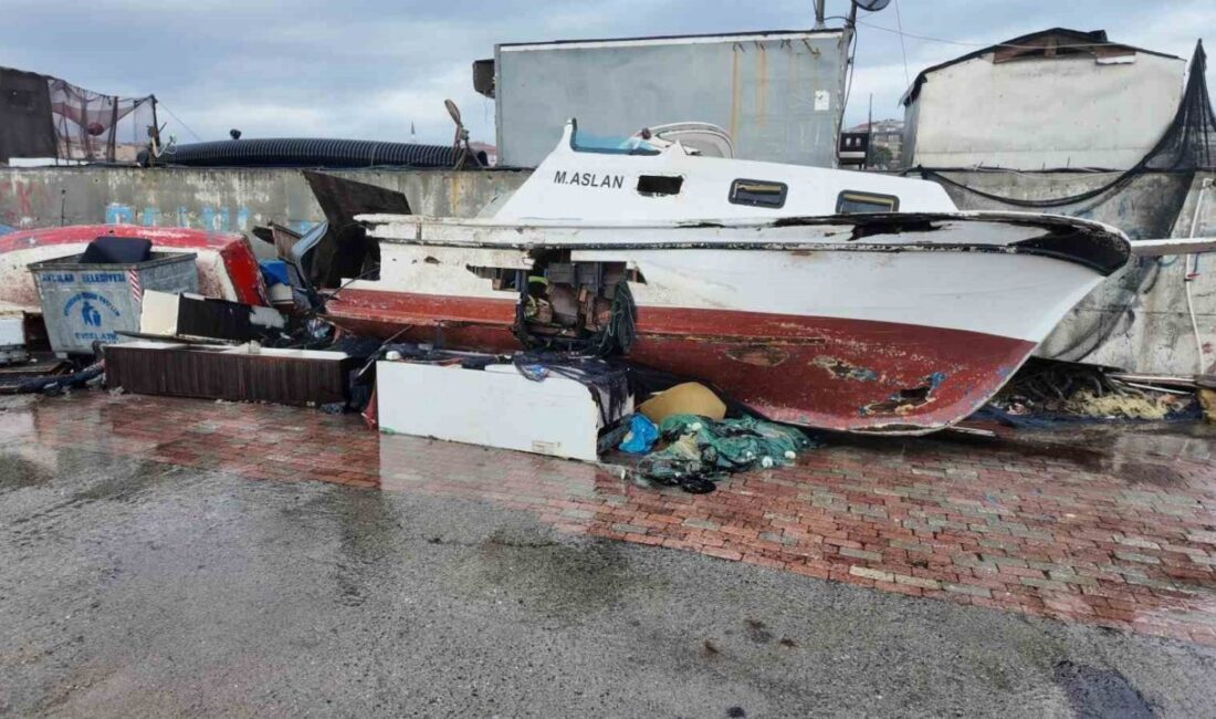 İstanbul’un Avcılar ilçesinde etkili olan lodos nedeniyle 3 balıkçı teknesi