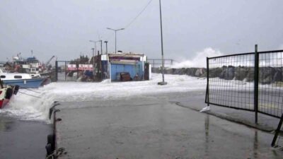 İstanbul Avcılar’da etkili olan lodos nedeniyle metrelerce yükselen dalgalar 4