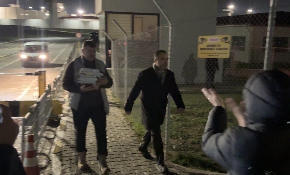 “Rüşvete aracılık etmek” suçundan yargılandığı davada hakkında yurt dışı çıkış