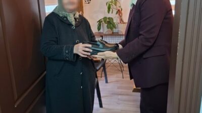 Eskişehir’de soğuk havaya rağmen ayakkabısı olmadığı için ayağında terlikle dolaşmak