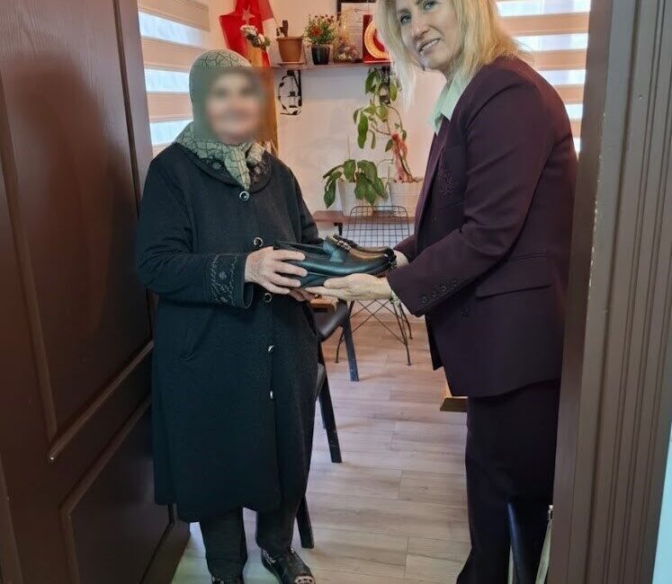 Eskişehir’de soğuk havaya rağmen ayakkabısı olmadığı için ayağında terlikle dolaşmak