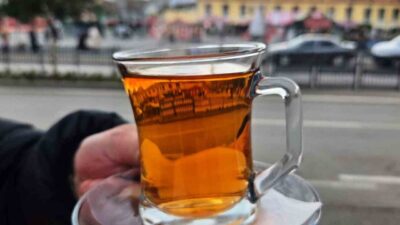 Dondurucu soğukların etkili olduğu Samsun’da vatandaşlar kış çayına ilgi gösteriyor.