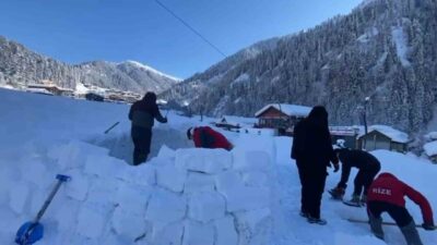 Rize’nin Çamlıhemşin ilçesi Ayder Yaylası’nda festival kapsamında yapılan iglolar ilgi
