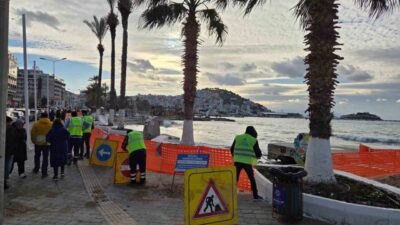 Kuşadası Atatürk Bulvarı sahil şeridinde, kuvvetli dalgalar ve olumsuz hava