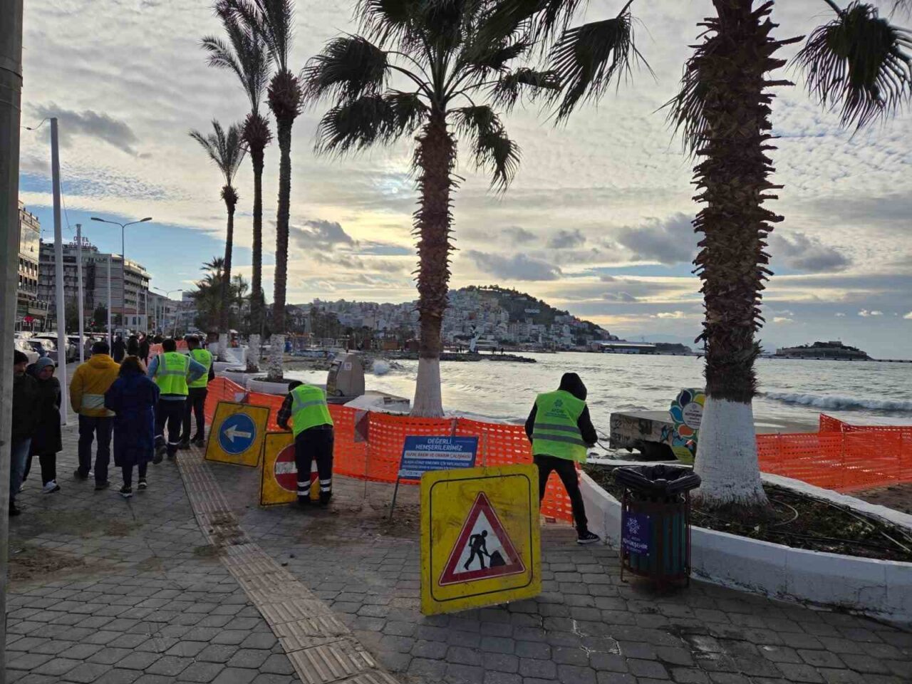 Kuşadası Atatürk Bulvarı sahil şeridinde, kuvvetli dalgalar ve olumsuz hava