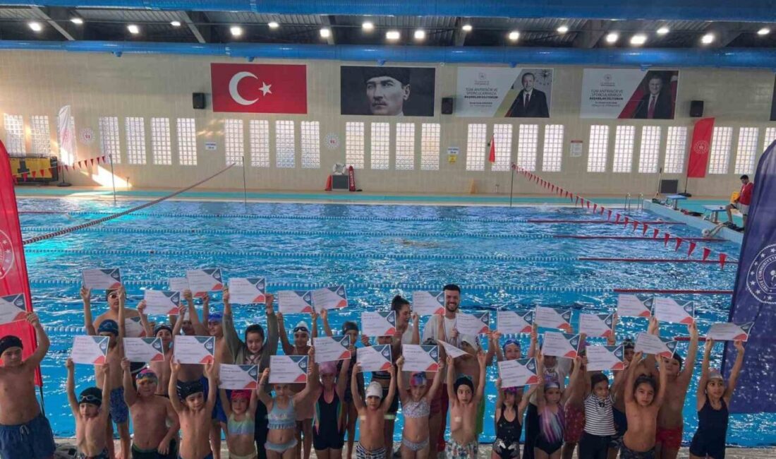 Aydın’ın Efeler ilçesindeki yarı olimpik yüzme havuzunda eğitimlerini tamamlayan minikler