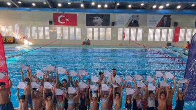 Aydın’ın Efeler ilçesindeki yarı olimpik yüzme havuzunda eğitimlerini tamamlayan minikler