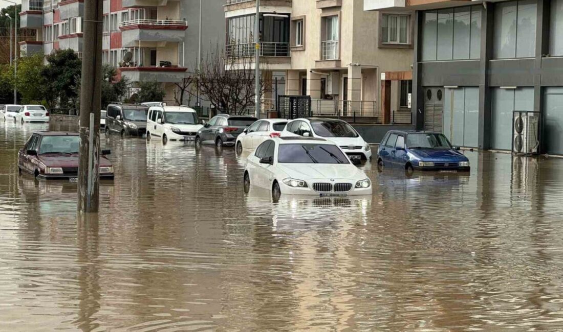 Aydın’ın Söke ilçesinde etkili olan sağanak sonrasında dereler taştı, sokaklarda