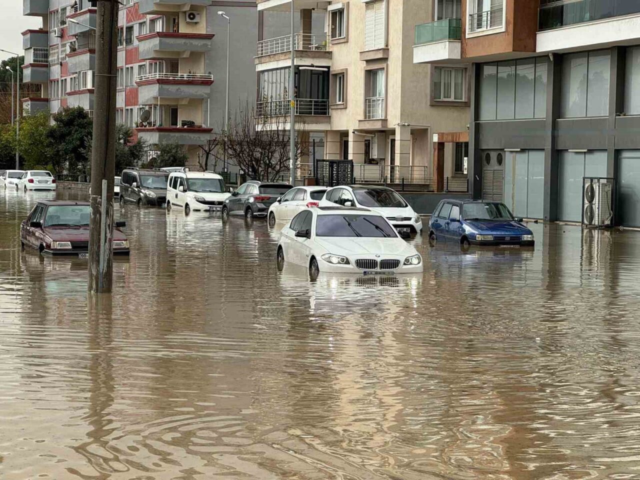 Aydın’ın Söke ilçesinde etkili olan sağanak sonrasında dereler taştı, sokaklarda