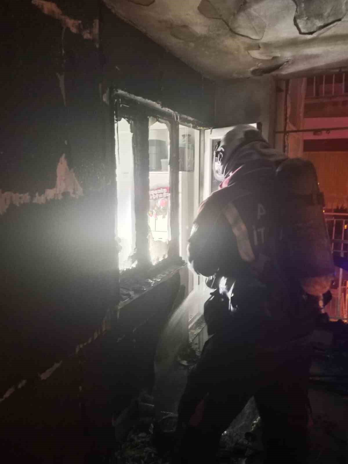 Aydın’ın Efeler ilçesinde bir evde meydana gelen yangın panikletirken, yangında