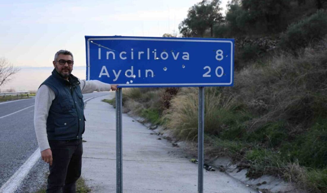 Aydın’ın kırsal mahallelerinde yol güvenliği için yerleştirilen trafik levhaları ve