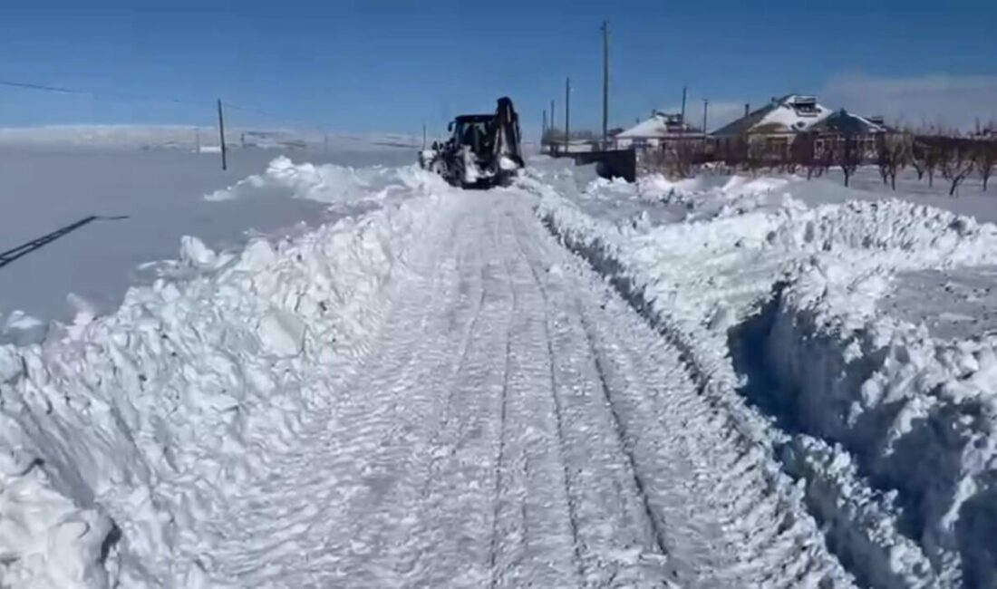 Bitlis’in Adilcevaz ilçesinde etkili olan yoğun kar yağışı ve olumsuz