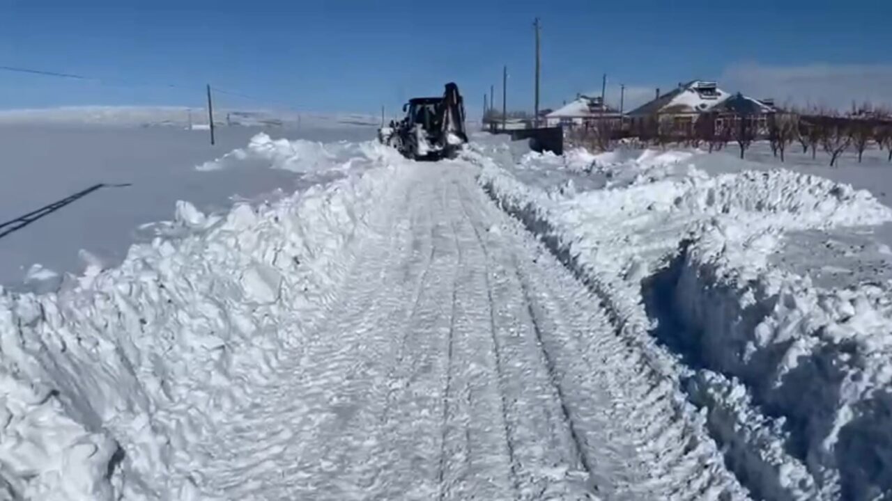 Bitlis’in Adilcevaz ilçesinde etkili olan yoğun kar yağışı ve olumsuz