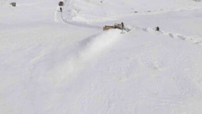 Bitlis’in Adilcevaz ilçesine bağlı Aydınlar beldesinde etkili olan yoğun kar