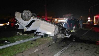 Hatay’da aydınlatma direğine çarparak takla atan otomobilde bulunan anne ve