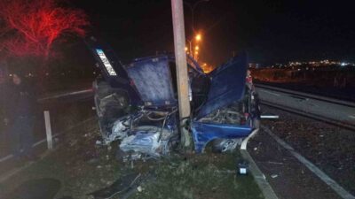 Hatay’ın Reyhanlı ilçesinde otomobille çarpışan Tofaş marka otomobil, aydınlatma direğine